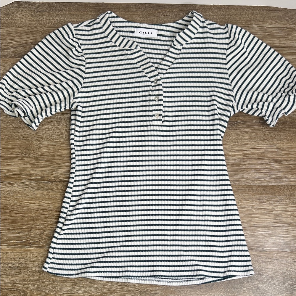 Gilli Cream & Teal Striped Puff Sleeve Top
Medium Ribbed Knit Everyday Essential